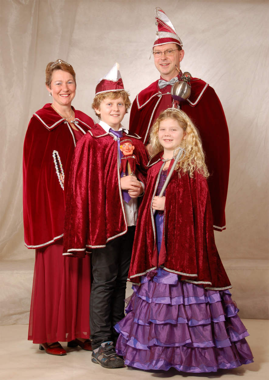 Die Prinzenpaare 2013/14: Holger I. und Margit I., außerdem das Kinderprinzenpaar Vin I. und Eny I.