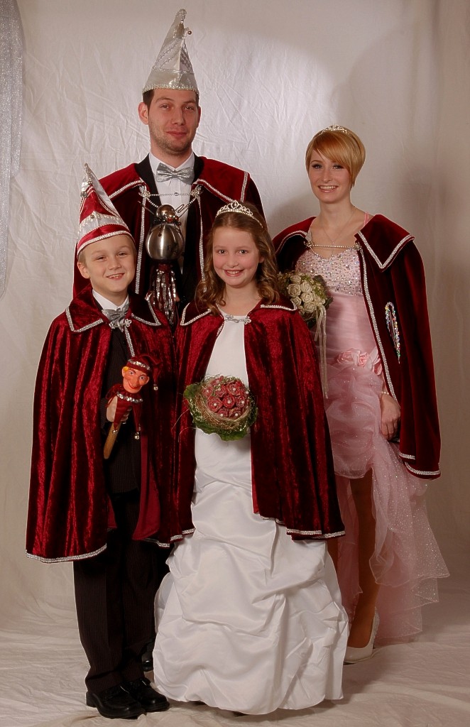 Die Prinzenpaare 2014/15: Tobias I. und Stefanie I., außerdem das Kinderprinzenpaar Jonas II. und Emmely II.