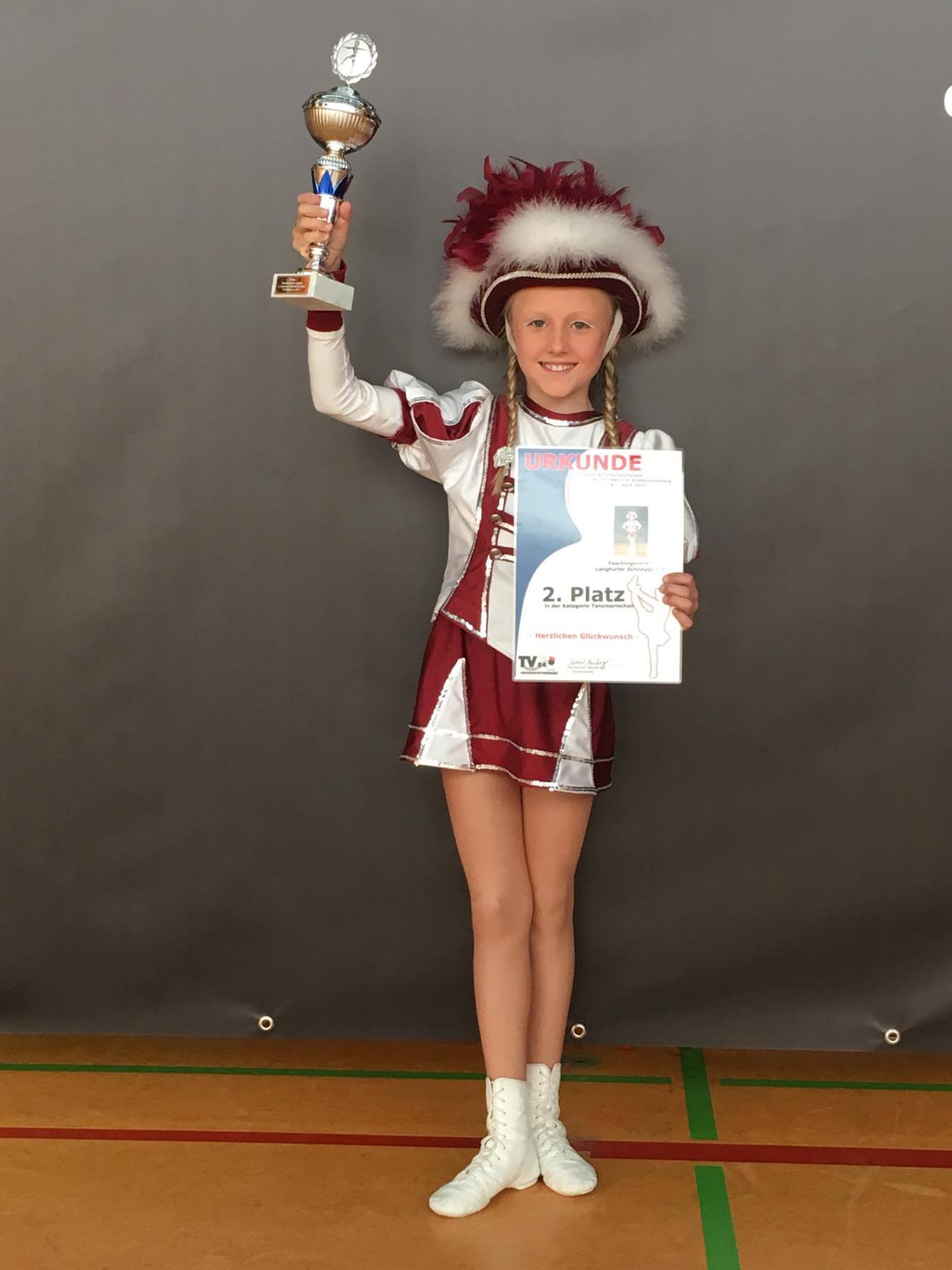 Jugend-Tanzmariechen Marie mit ihrem Pokal und der Urkunde zu ihrem 2. Platz. Foto: Familie Steffen